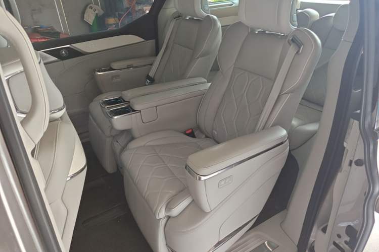 Used Volvo EM90 2025 Ultra Six-Seater Left Rear Seat