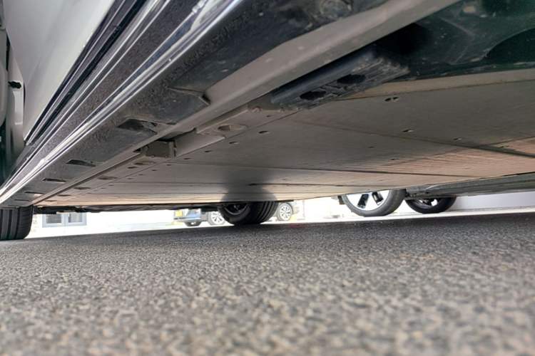 Used Volvo EM90 2025 Ultra Six-Seater Left Side Sill