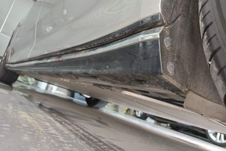 Used Volvo EM90 2025 Ultra Six-Seater Left Side Sill