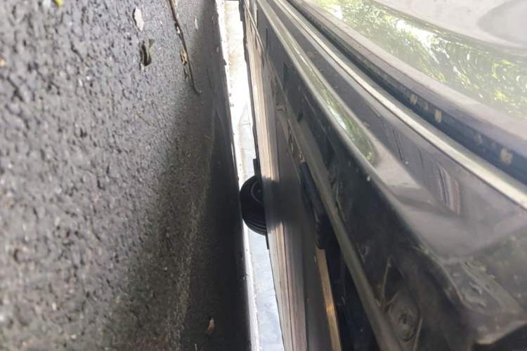 Used Volvo EM90 2025 Ultra Six-Seater Left Side Sill