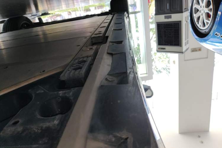 Used Volvo EM90 2025 Ultra Six-Seater Left Side Sill