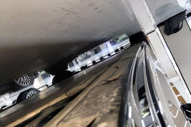 Used Volvo EM90 2025 Ultra Six-Seater Left Side Sill