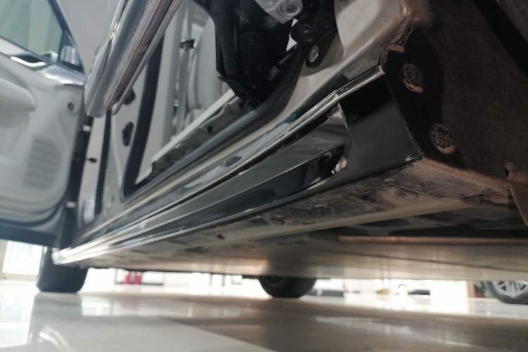 Used Volvo EM90 2025 Ultra Six-Seater Left Side Sill