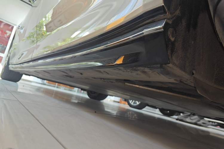 Used Volvo EM90 2025 Ultra Six-Seater Left Side Sill