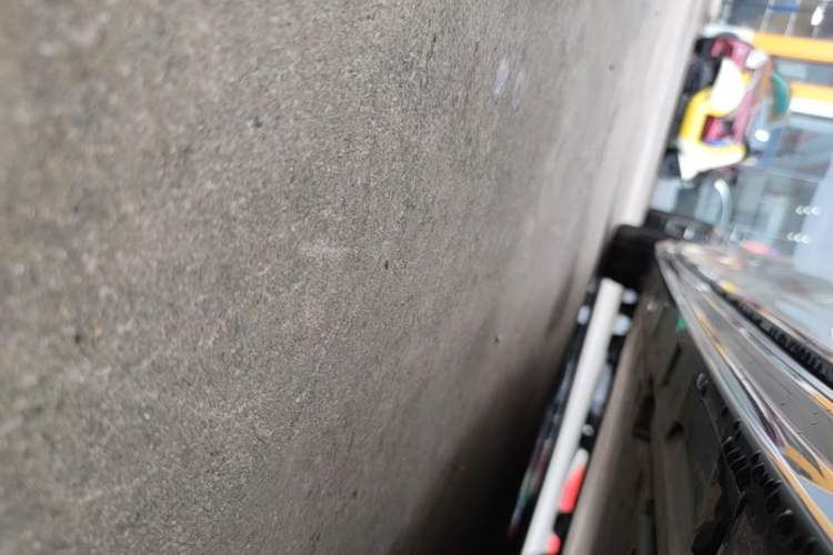 Used Volvo EM90 2025 Ultra Six-Seater Left Side Sill