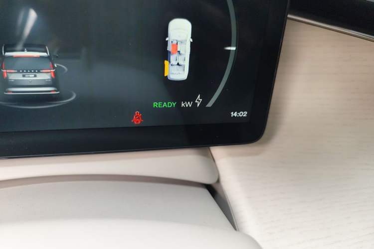 Used Volvo EM90 2025 Ultra Six-Seater Odometer Close Up
