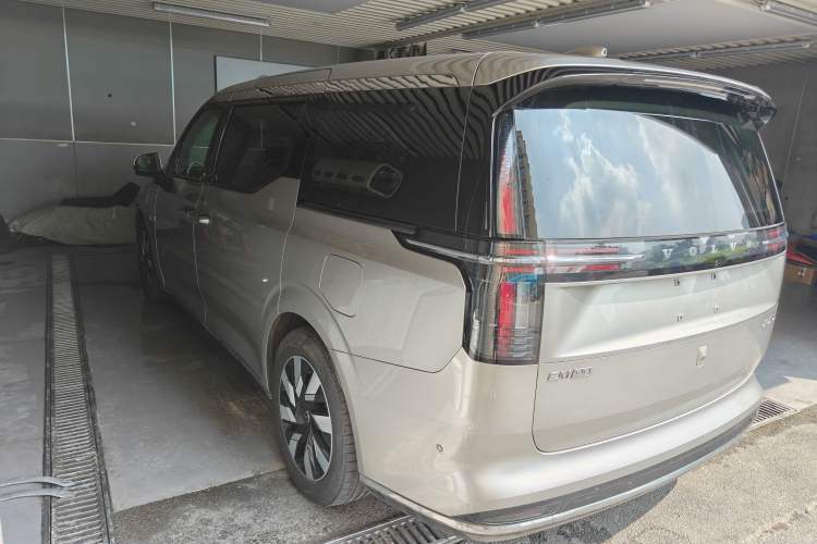 Used Volvo EM90 2025 Ultra Six-Seater Rear Left 45 Deg
