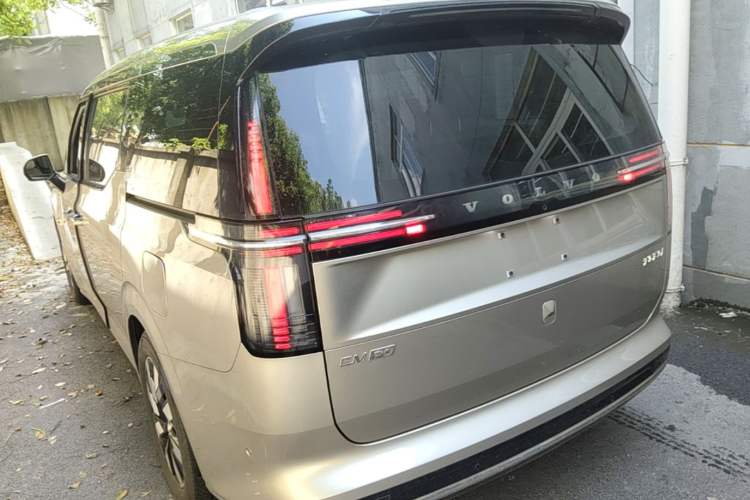 Used Volvo EM90 2025 Ultra Six-Seater Rear Left 45 Deg