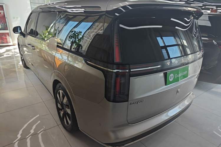 Used Volvo EM90 2025 Ultra Six-Seater Rear Left 45 Deg