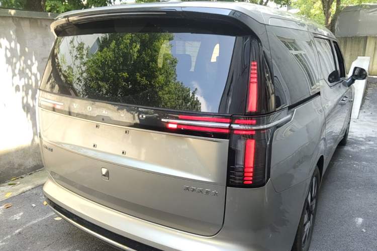 Used Volvo EM90 2025 Ultra Six-Seater Rear Right 45 Deg