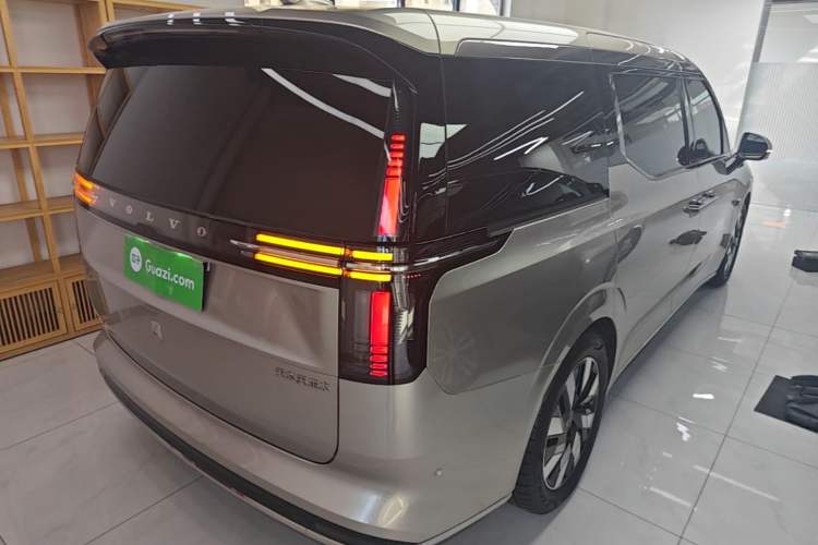 Used Volvo EM90 2025 Ultra Six-Seater Rear Right 45 Deg