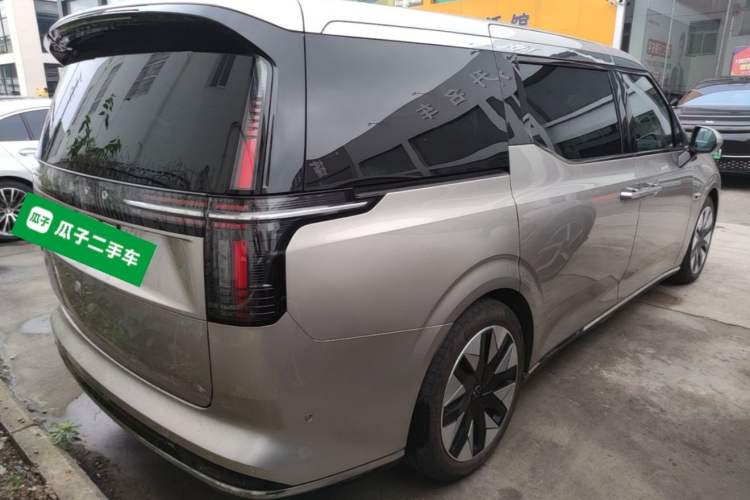 Used Volvo EM90 2025 Ultra Six-Seater Rear Right 45 Deg