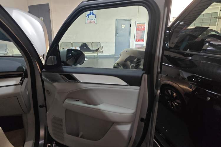 Used Volvo EM90 2025 Ultra Six-Seater Right Front Door Interior
