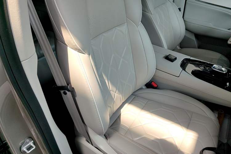 Used Volvo EM90 2025 Ultra Six-Seater Right Front Seat