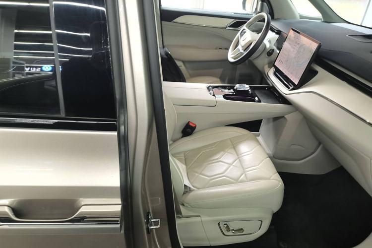 Used Volvo EM90 2025 Ultra Six-Seater Right Front Seat