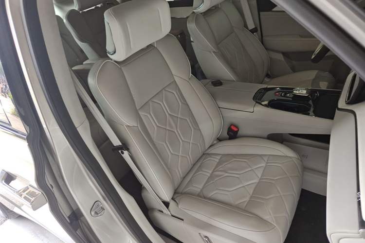 Used Volvo EM90 2025 Ultra Six-Seater Right Front Seat