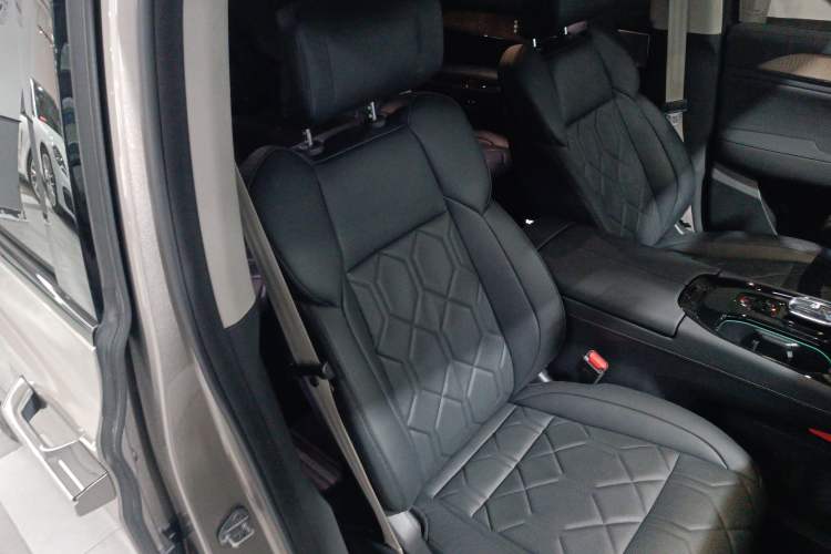 Used Volvo EM90 2025 Ultra Six-Seater Right Front Seat