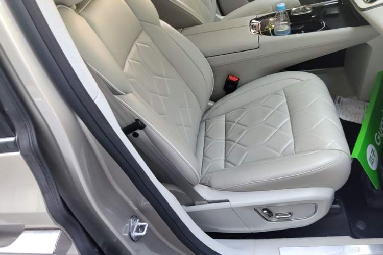 Used Volvo EM90 2025 Ultra Six-Seater Right Front Seat