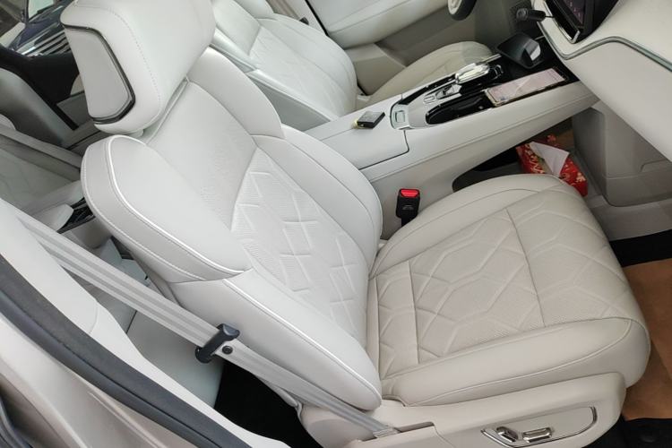 Used Volvo EM90 2025 Ultra Six-Seater Right Front Seat