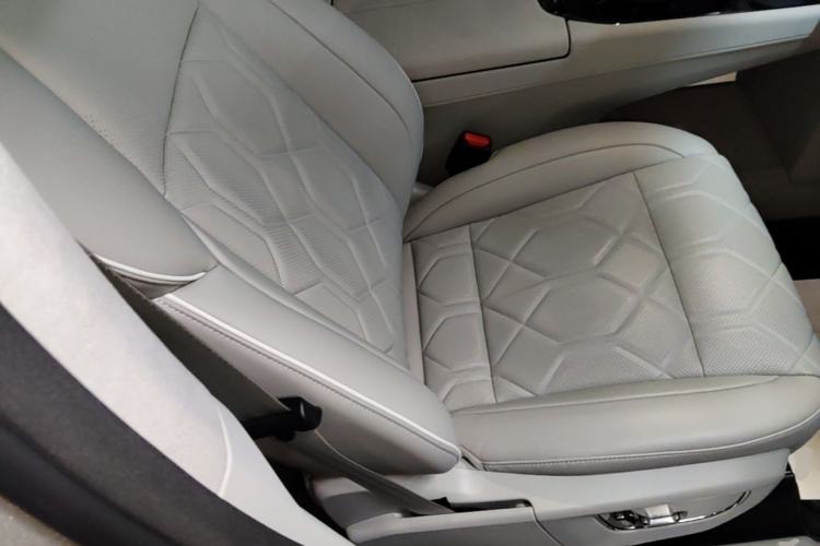 Used Volvo EM90 2025 Ultra Six-Seater Right Front Seat