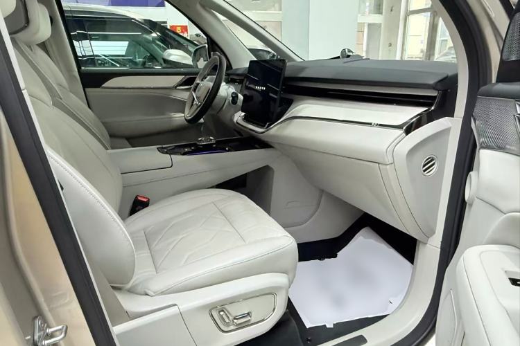 Used Volvo EM90 2025 Ultra Six-Seater Right Front Seat