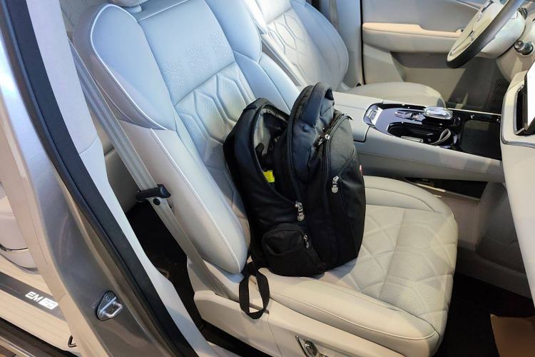 Used Volvo EM90 2025 Ultra Six-Seater Right Front Seat