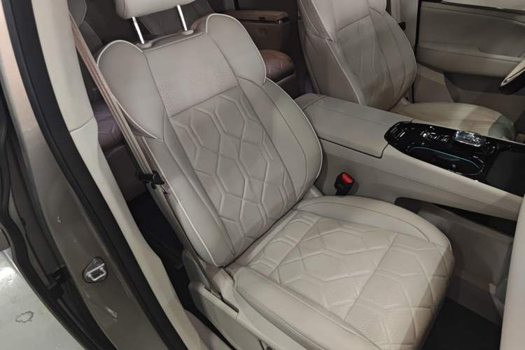 Used Volvo EM90 2025 Ultra Six-Seater Right Front Seat