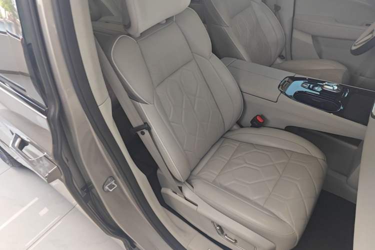 Used Volvo EM90 2025 Ultra Six-Seater Right Front Seat