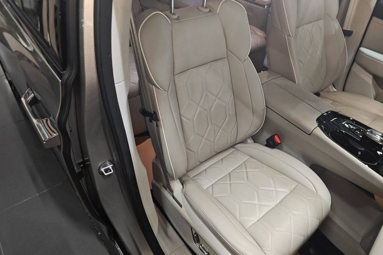 Used Volvo EM90 2025 Ultra Six-Seater Right Front Seat