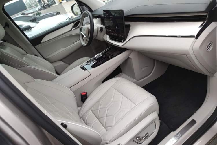 Used Volvo EM90 2025 Ultra Six-Seater Right Front Seat