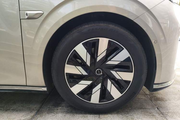 Used Volvo EM90 2025 Ultra Six-Seater Right Front Wheel Hub