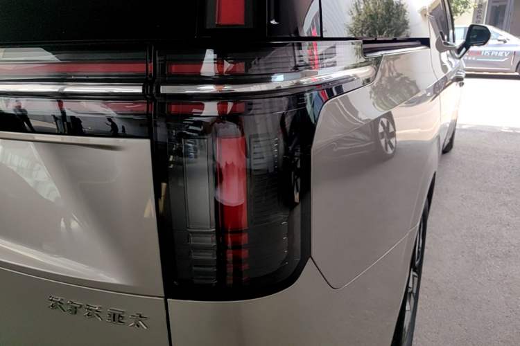 Used Volvo EM90 2025 Ultra Six-Seater Right Rear Taillight