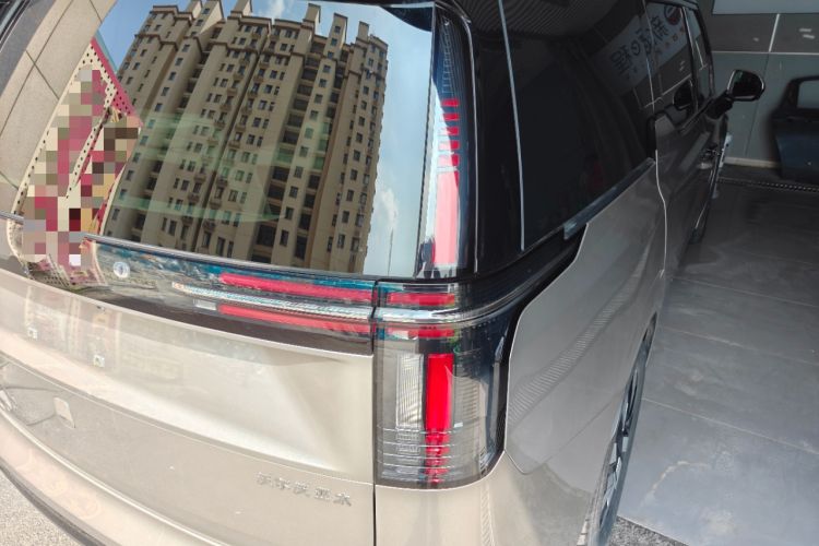 Used Volvo EM90 2025 Ultra Six-Seater Right Rear Taillight