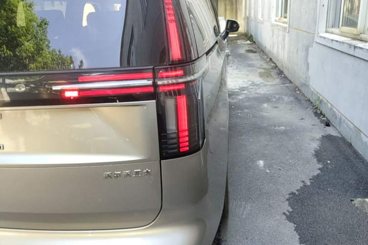 Used Volvo EM90 2025 Ultra Six-Seater Right Rear Taillight