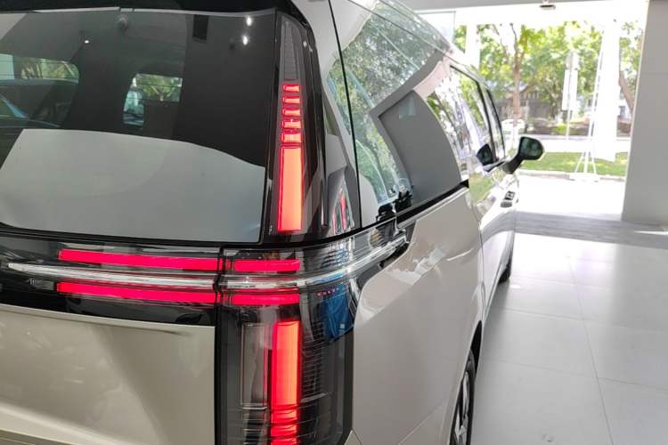 Used Volvo EM90 2025 Ultra Six-Seater Right Rear Taillight