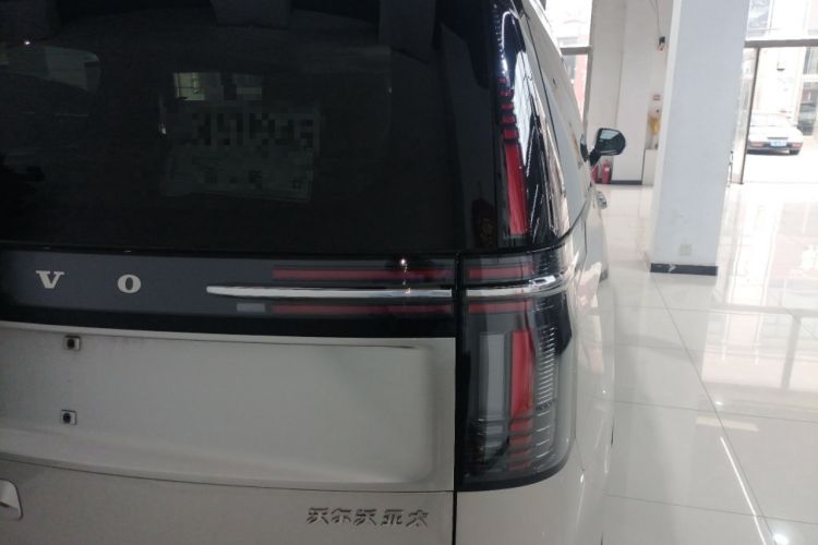 Used Volvo EM90 2025 Ultra Six-Seater Right Rear Taillight