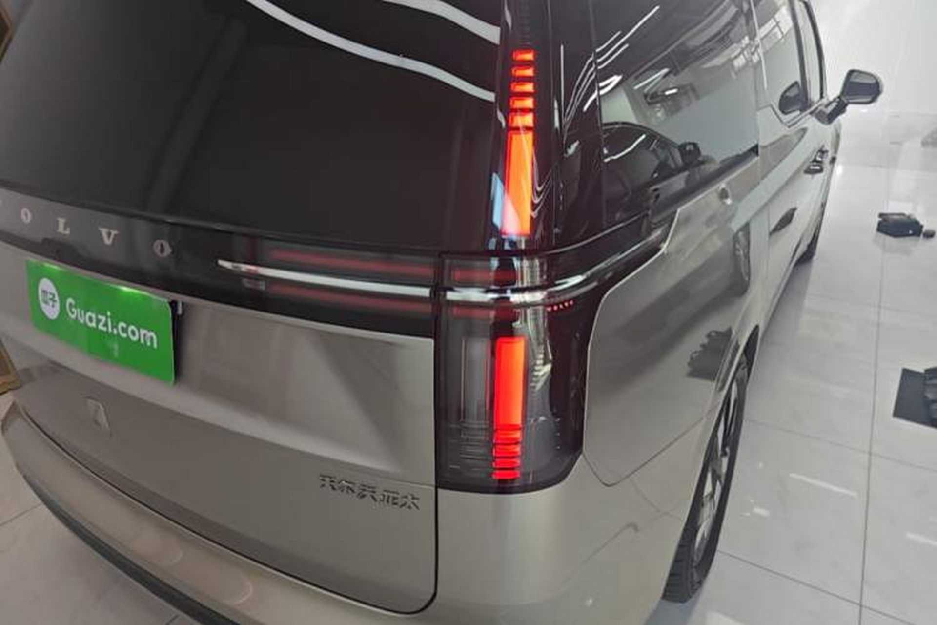 Used Volvo EM90 2025 Ultra Six-Seater Right Rear Taillight