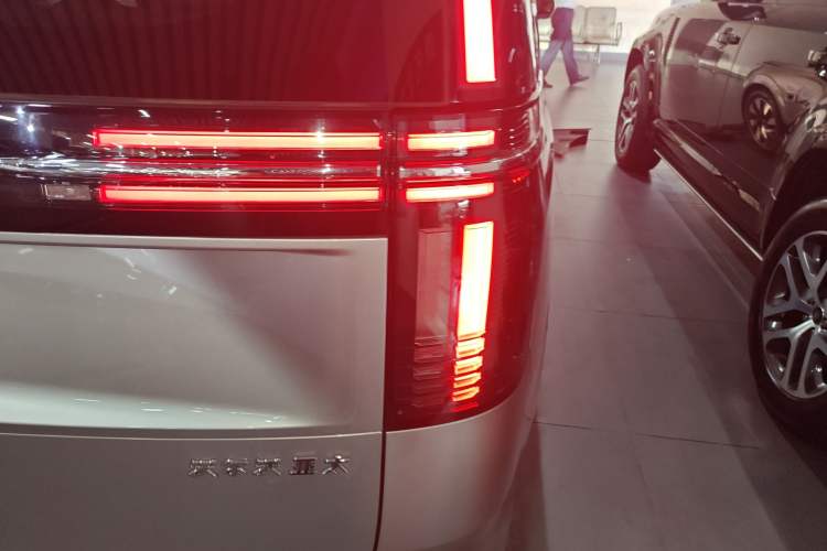 Used Volvo EM90 2025 Ultra Six-Seater Right Rear Taillight