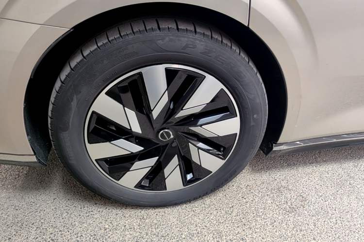 Used Volvo EM90 2025 Ultra Six-Seater Right Rear Wheel Hub