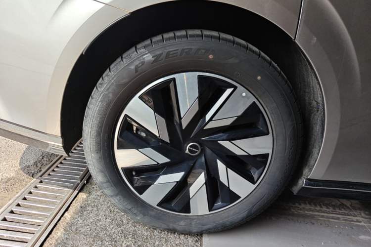 Used Volvo EM90 2025 Ultra Six-Seater Right Rear Wheel Hub
