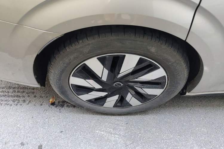 Used Volvo EM90 2025 Ultra Six-Seater Right Rear Wheel Hub
