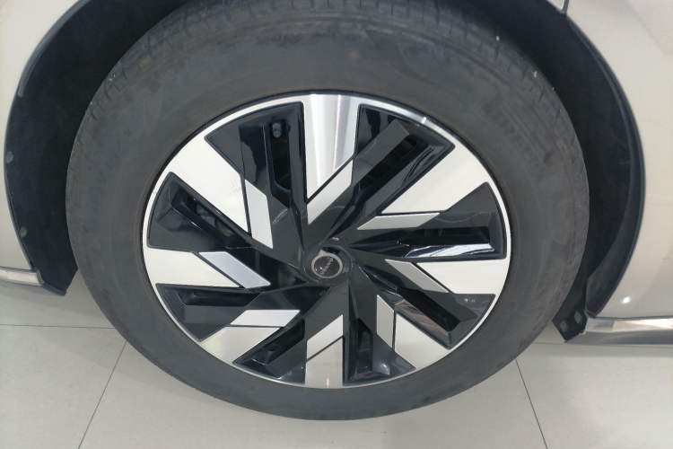 Used Volvo EM90 2025 Ultra Six-Seater Right Rear Wheel Hub