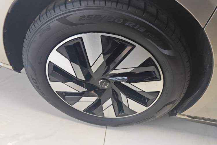 Used Volvo EM90 2025 Ultra Six-Seater Right Rear Wheel Hub