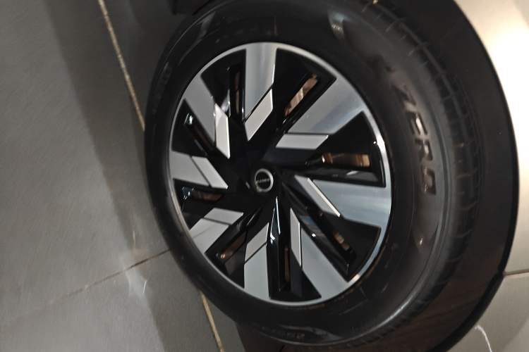Used Volvo EM90 2025 Ultra Six-Seater Right Rear Wheel Hub
