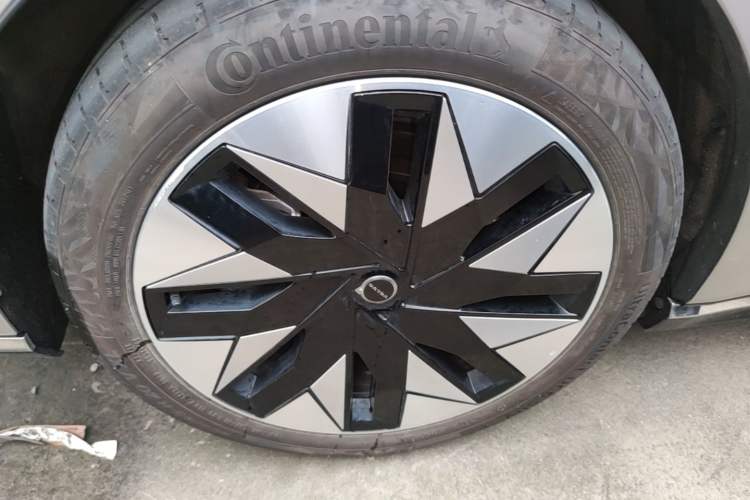 Used Volvo EM90 2025 Ultra Six-Seater Right Rear Wheel Hub