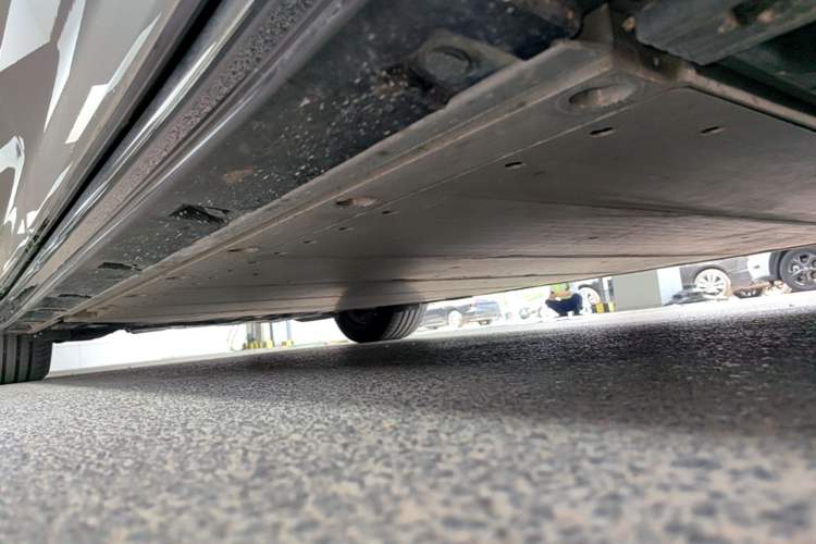 Used Volvo EM90 2025 Ultra Six-Seater Right Side Sill