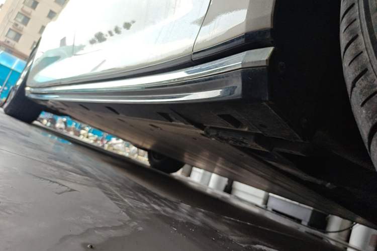 Used Volvo EM90 2025 Ultra Six-Seater Right Side Sill