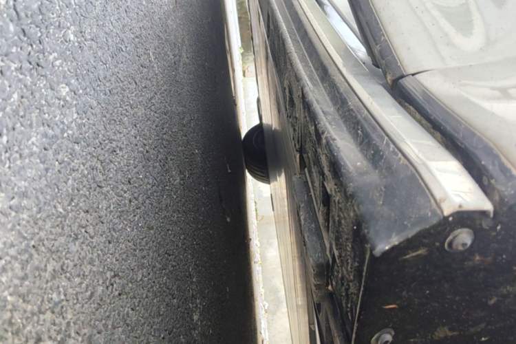 Used Volvo EM90 2025 Ultra Six-Seater Right Side Sill