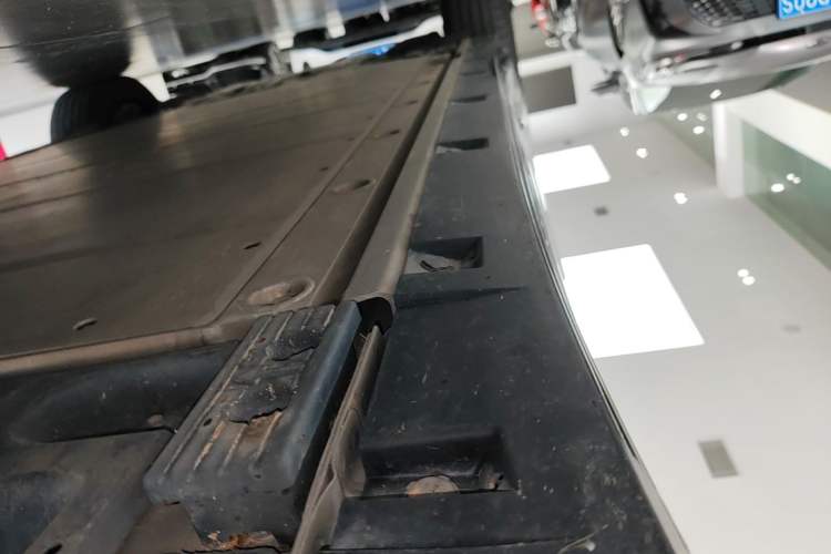 Used Volvo EM90 2025 Ultra Six-Seater Right Side Sill
