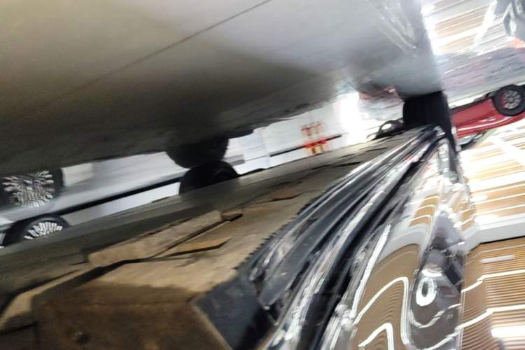 Used Volvo EM90 2025 Ultra Six-Seater Right Side Sill